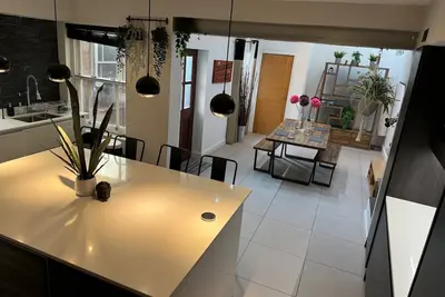 Image de Modern boutique Mews house with huge kitchen / diner & outdoor sun trap