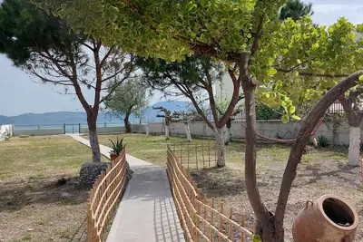 Image de A beautiful, renovated house on the sea! Quiet & ideal for families. Pet friendly
