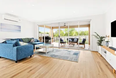 Image de Four bedroom luxury modern home, walk to beach, free Wifi