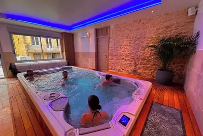 Image de Gite de charme avec Spa.