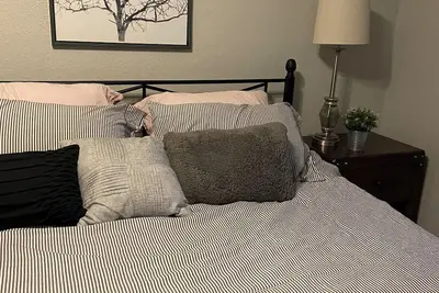 Image de Are you in between homes? Family size home with family outdoor entertaining.