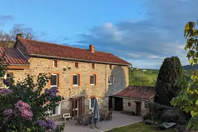 Image de Les Gouttes Hôtes - Maison de charme à la campagne - Gîte de groupe ☀️