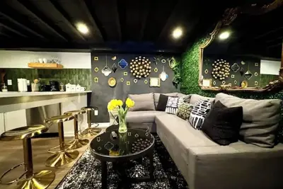 Image de Urban Wonderland w/Hidden room! 3 Beds. . Wine. . Arcade