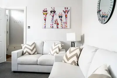 Image de Spacious & Stylish Home By Beach and Dreamland | Pass the Keys