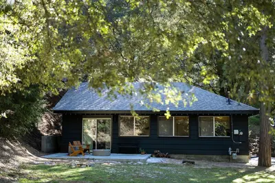 Image de Moon Haus. chic. cozy - entire house with yard nestled in the mountains.