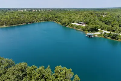 Image de Relax fish/play: Pvt 25-acre clear Blue Lake w/ home that sleeps 10 comfortably.
