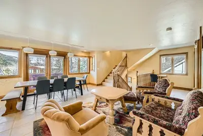 Discover Mountain Living\/ Private Deck Mountain Views
