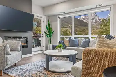 Image de Brand New Condo, Mountain Views