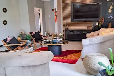 Image de 5 minutes to shopping complex. , filling Station, coffee shop and restaurant