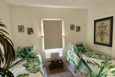 Image de Cottage in central Arcadia available for long term stays