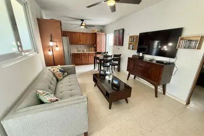 Image de Givb-Updated Family Budget unit just step away from the beach!