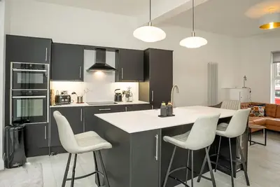 Image de Moderne-4 Bdr-Salle de bain et douche-Maison-Vue sur Rue