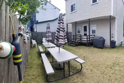 Image de Quaint 2 bedroom cottage across the street from the beach with private yard.