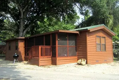 Image de Cozy Cabin in riverfront resort
