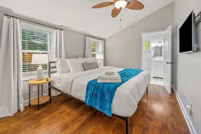 Image de Main Level King Suite! 1 block to Lake Access! Cozy Cottage