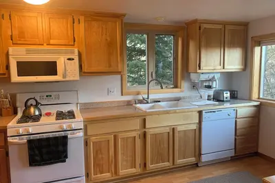 Image de 1 bed, 1 bath, breakfast included, full kitchen, washer/dryer, and rental car. \n