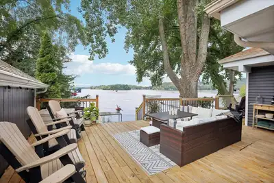 Image de Adorable Updated Cozy Cottage set on Lake Wisconsin's Sunset Bay