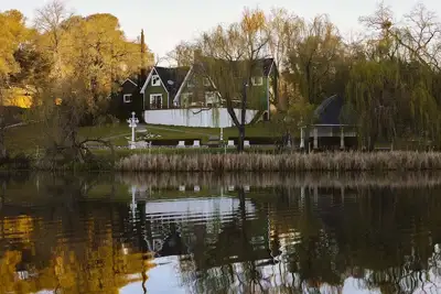 Image de Lakefront Cottage at Lakewood