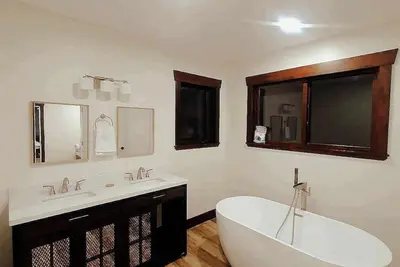 Image de Escape To A Luminous, Off-grid Lodge Surrounded By Nature Near Blue River Bc