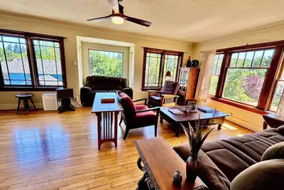 Image de Historic 1928 Craftsman near University of Oregon 4 bedroom and 2 full baths