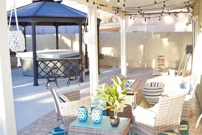 Image de Beachy themed Home with Hot Tub & Fire Table