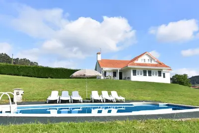 Image de Maison spectaculaire avec piscine et grand jardin