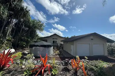 Image de Ocean View House with Balcony. Walking Distance to the beach