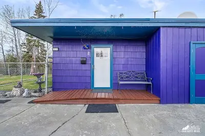 Image de The Aurora Suite- quiet setting, minutes from the Airport & Downtown!