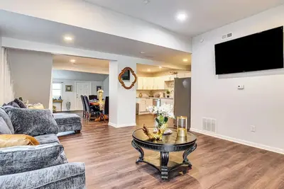 Image de Spacious home close to major highway.