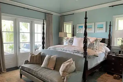 Image de Exquisite Bay front Estate, dockage 100' boat, Lg pool, close to town and beach.