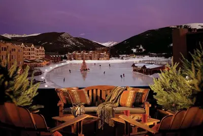 Image de Condo with Fireplace and Balcony Near the Lake