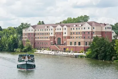 Image de Queen Suite with In-Suite Conference Space Near the University of Rochester