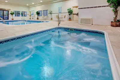 Image de Free Breakfast. Pool & Hot Tub. Your Next Trip!