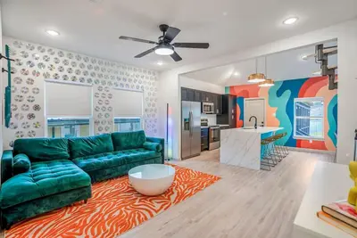 Image de 2 Homes Minutes from Downtown Sleeps 16