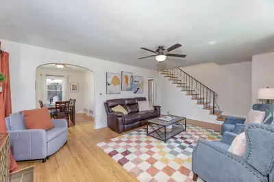 Image de King bed - Full kitchen! 1. 5 blocks to Ims and only 5 miles to downtown!