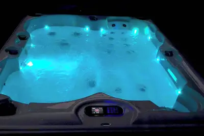 Image de Private 1 bed suite with hot tub and parking