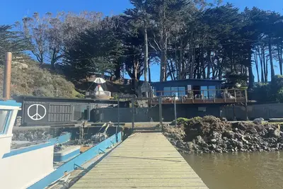 Image de Waterfront Carriage house on Tomales Bay with private dock