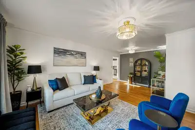 Image de Luxury & Location! \n200ft away from The Tulsa Expo Square! \nSleeps up to 9!