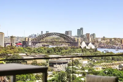 Image de Stylish Double Storey Apt + Harbour Bridge Views!