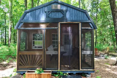 Image de Tiny Cabin with beautiful country views. Pet friendly!