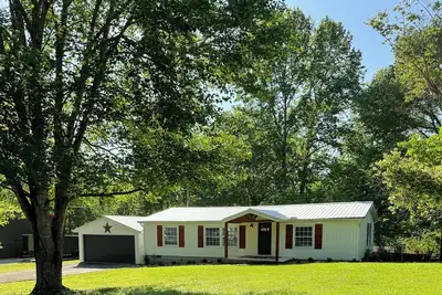 Image de Lake House / Norris Lake. Private dock with covered slip near Twin Cove Marina.