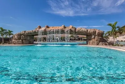 Image de Beautiful Condo located on Golf Course in a 24x7 Gated Community with Amenities!