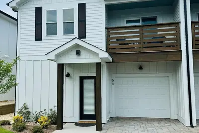 Image de New Condo, Sleeps 6, 3 Bedroom, Beach Access, Community Pool & Private Cabanas.