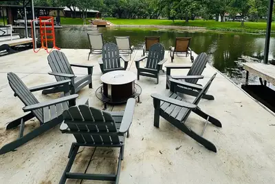 Image de Lakeside Bliss: Stylish Lake Lbj Retreat • Dock • Firepit • Kayaks • Sleeps 12