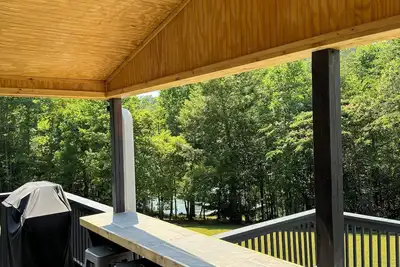 Image de Lake Front Property with No Steps & gentle path to water! 3 bed/2 bath