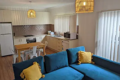 Image de 1 bedroom guesthouse near airport with private access and parking