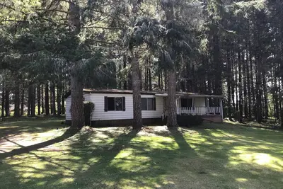 Image de cozy woods cabin with trail to private beach
