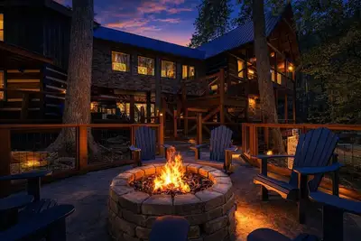 Image de The Lodge At Whiskey Falls- 75 Ft Waterfall, Wifi, Game Room! ! !