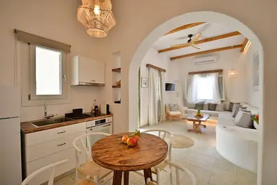 Image de Kallichoron Signature Villa with breathtaking view of Chora and the Aegean Sea.