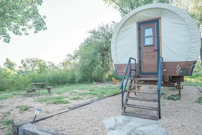 Image de Modern_ Unique_Old West Wagon_Spacious_Views